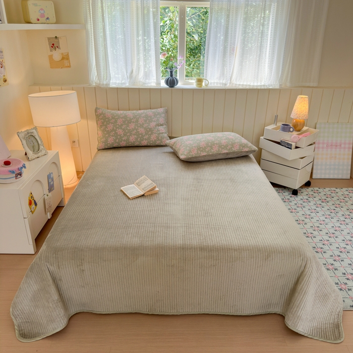 91家纺网 家纺一手货源 找家纺 漫调家纺 2025新款全棉双层纱与绒床盖三件套 青芜点绯