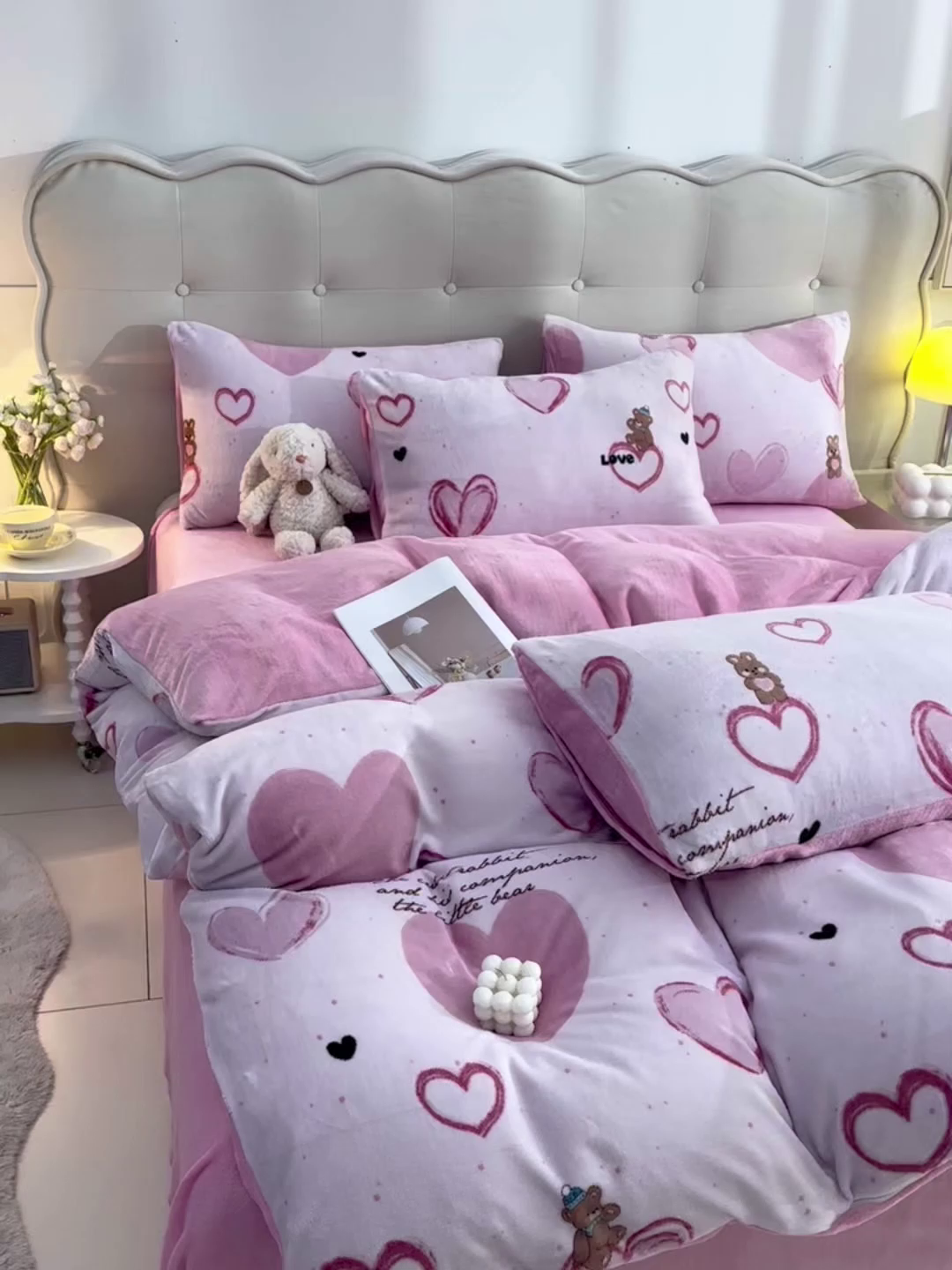 91家纺网 家纺一手货源 找家纺 紫月轩家纺 2025新款A类牛奶绒小清新印花四件套 甜心熊语