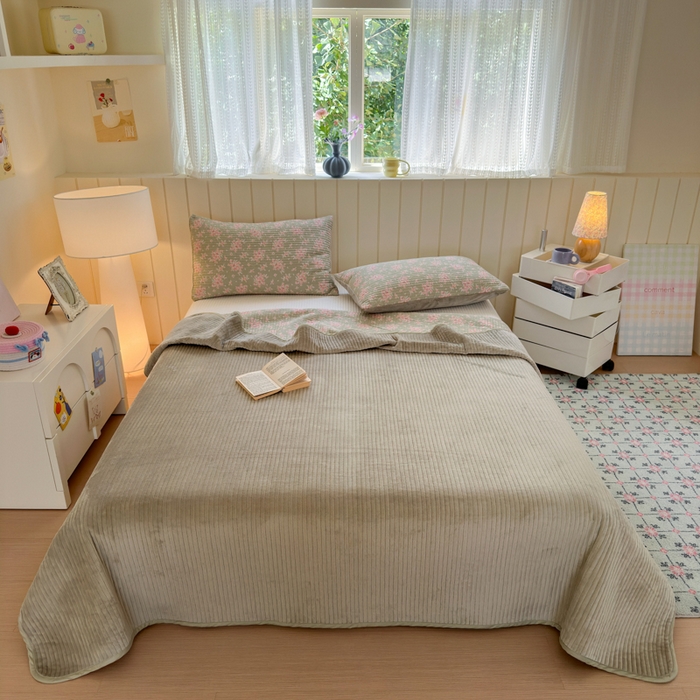 91家纺网 家纺一手货源 找家纺 漫调家纺 2025新款全棉双层纱与绒床盖三件套 青芜点绯