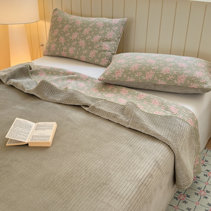 91家纺网 家纺一手货源 找家纺 漫调家纺 2025新款全棉双层纱与绒床盖三件套 青芜点绯