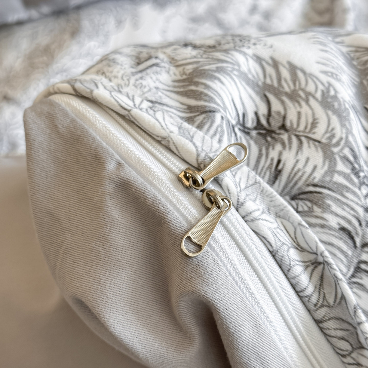 91家纺网 家纺一手货源 找家纺 大柏树 2025新款全棉磨毛印花四件套系列(可定制) 浮生-灰