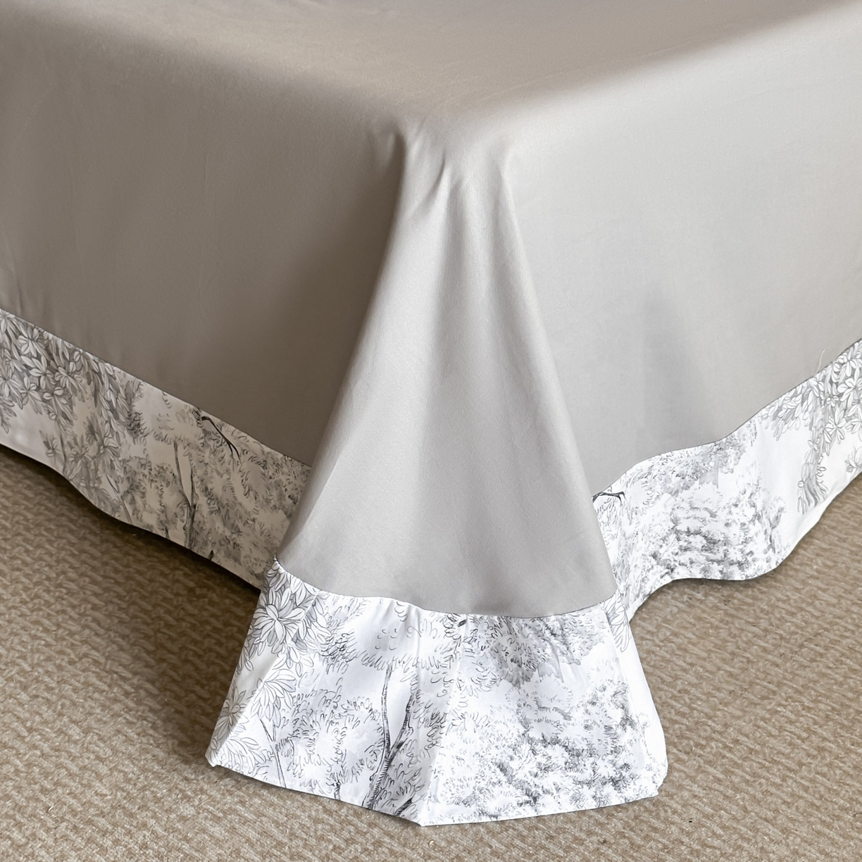 91家纺网 家纺一手货源 找家纺 大柏树 2025新款全棉磨毛印花四件套系列(可定制) 浮生-灰