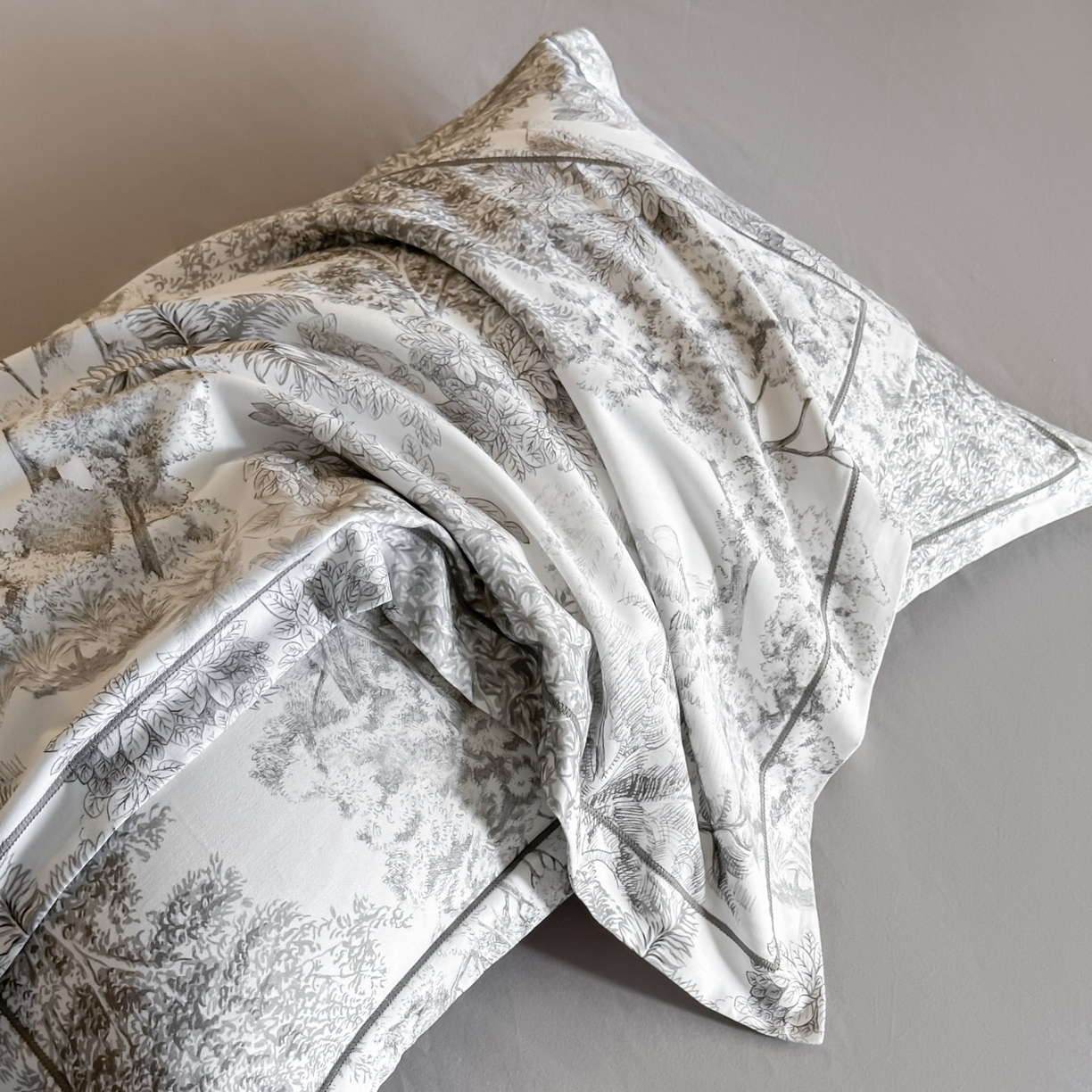 91家纺网 家纺一手货源 找家纺 大柏树 2025新款全棉磨毛印花四件套系列(可定制) 浮生-灰