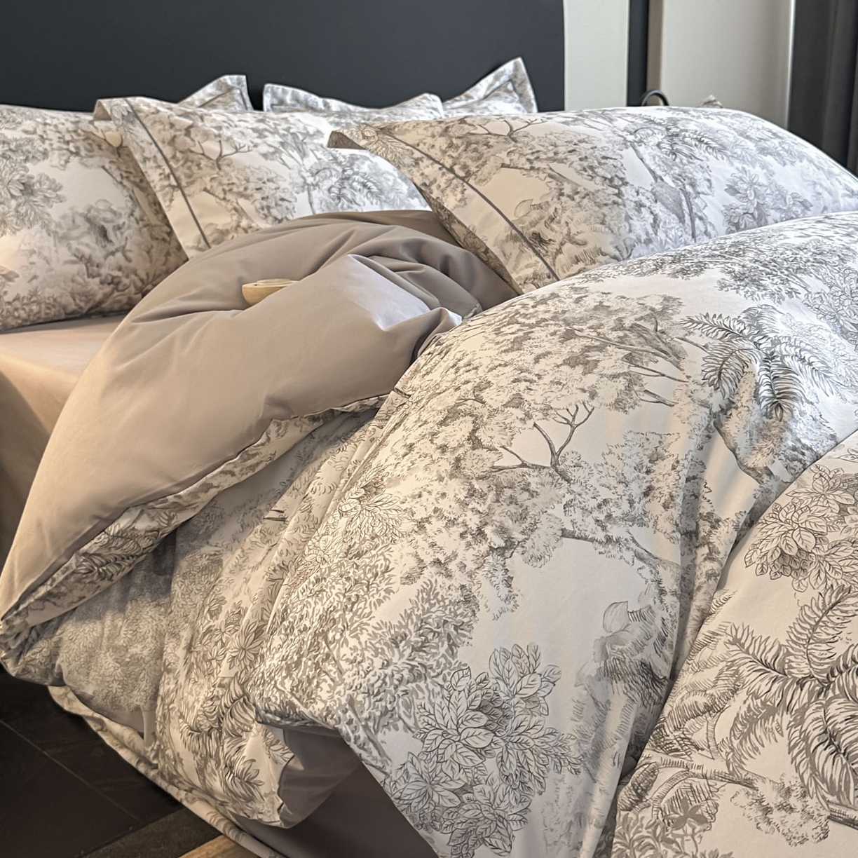 91家纺网 家纺一手货源 找家纺 大柏树 2025新款全棉磨毛印花四件套系列(可定制) 浮生-灰