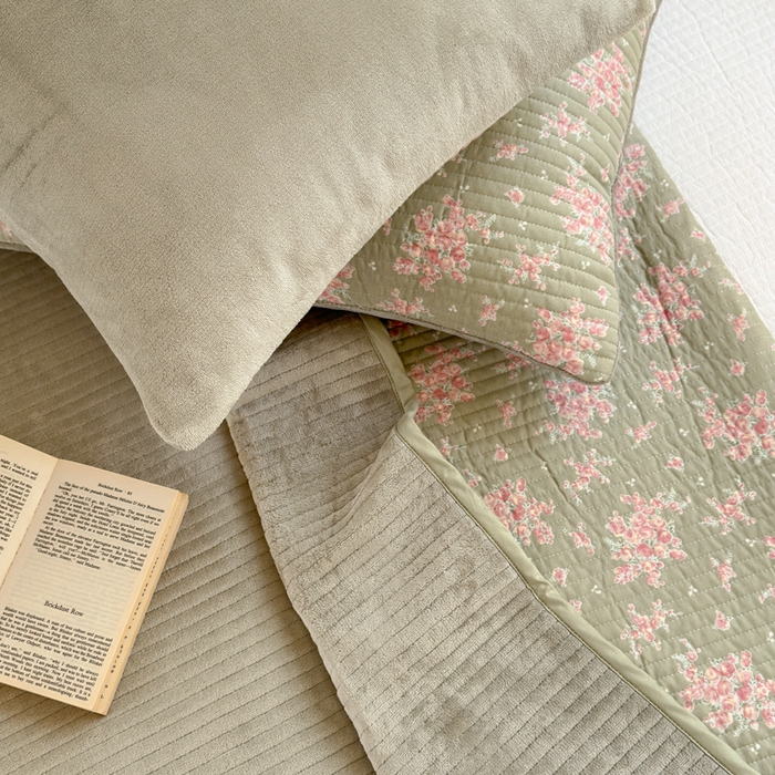 91家纺网 家纺一手货源 找家纺 漫调家纺 2025新款全棉双层纱与绒床盖三件套 青芜点绯