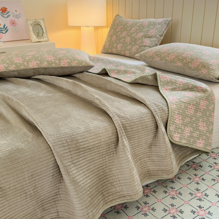 91家纺网 家纺一手货源 找家纺 漫调家纺 2025新款全棉双层纱与绒床盖三件套 青芜点绯