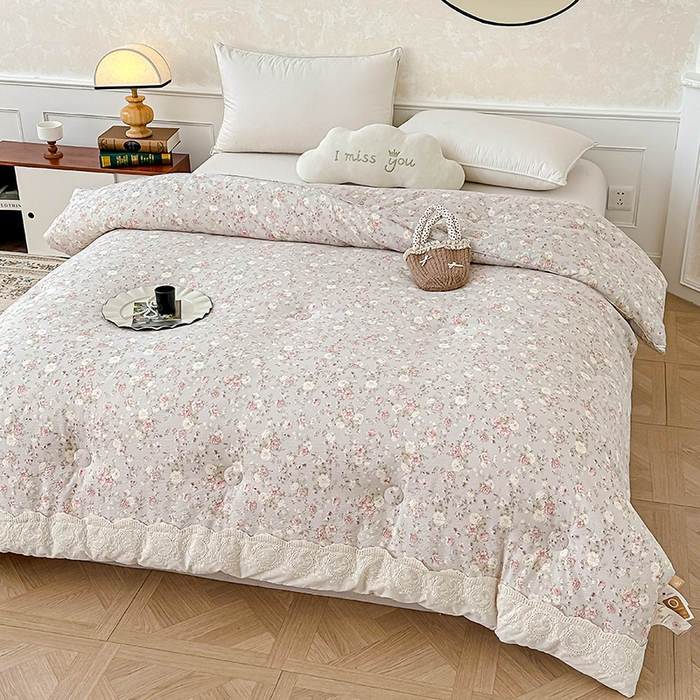 91家纺网 家纺一手货源 找家纺 芯恋 25年新款亚麻风全棉花边云感冬被四季被加厚冬被 瑰丽