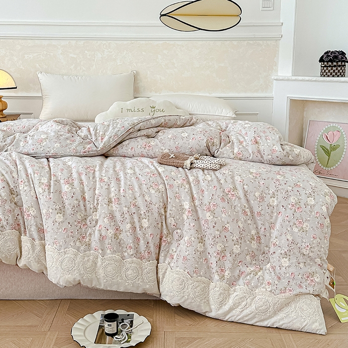 91家纺网 家纺一手货源 找家纺 芯恋 25年新款亚麻风全棉花边云感冬被四季被加厚冬被 瑰丽