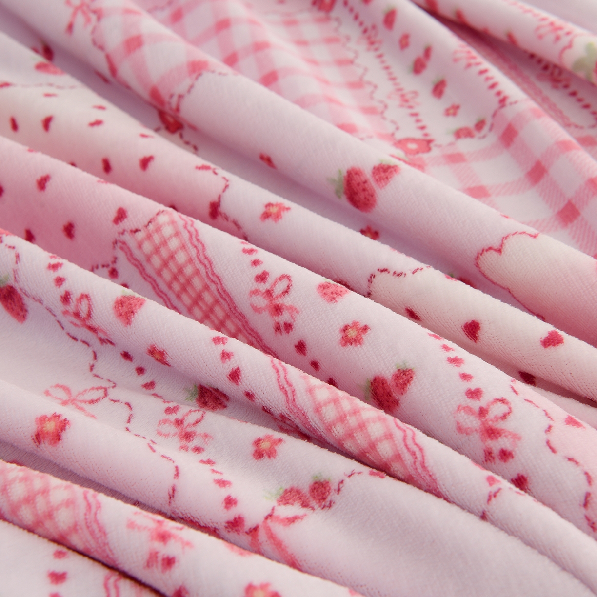 91家纺网 家纺一手货源 找家纺 紫月轩家纺 2025新款A类牛奶绒小清新印花四件套 草莓格韵