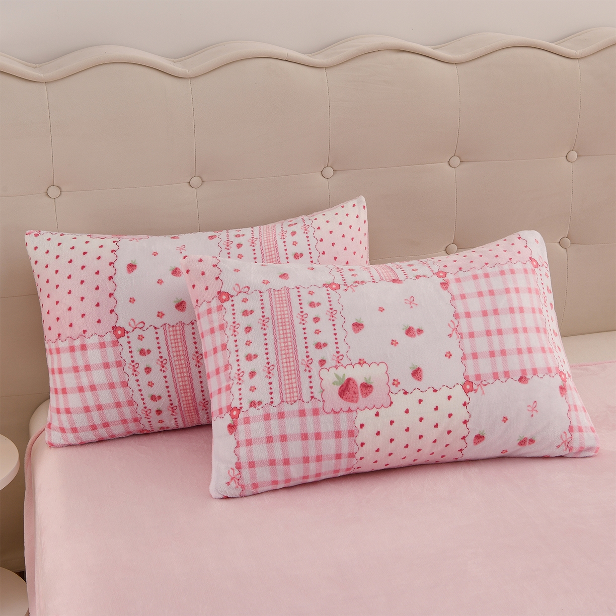 91家纺网 家纺一手货源 找家纺 紫月轩家纺 2025新款A类牛奶绒小清新印花四件套 草莓格韵