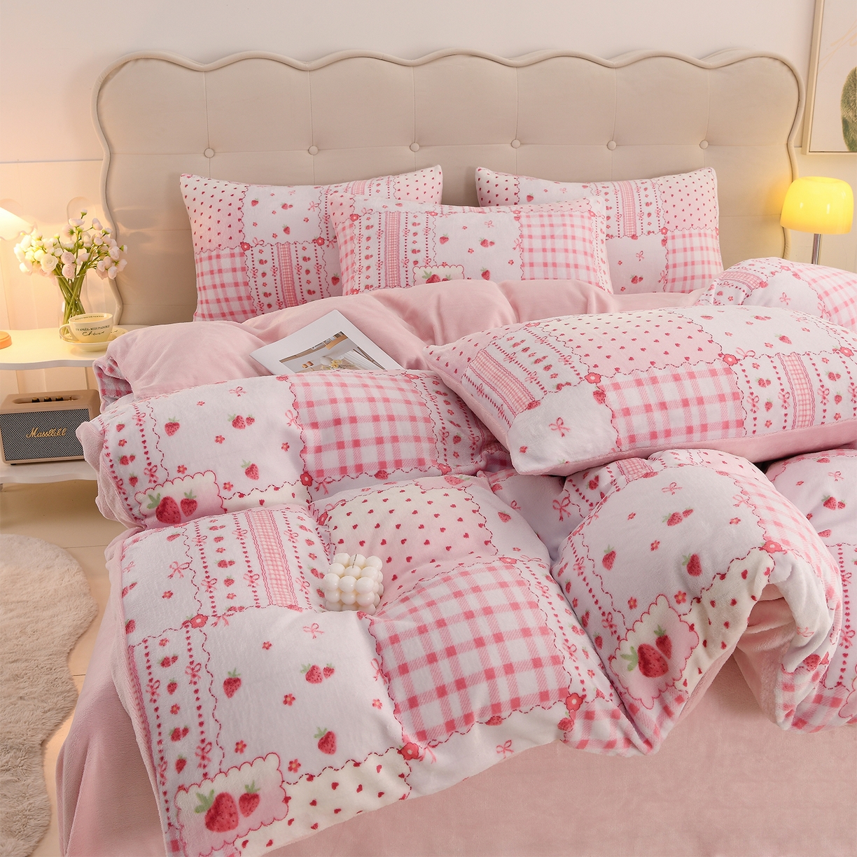 91家纺网 家纺一手货源 找家纺 紫月轩家纺 2025新款A类牛奶绒小清新印花四件套 草莓格韵