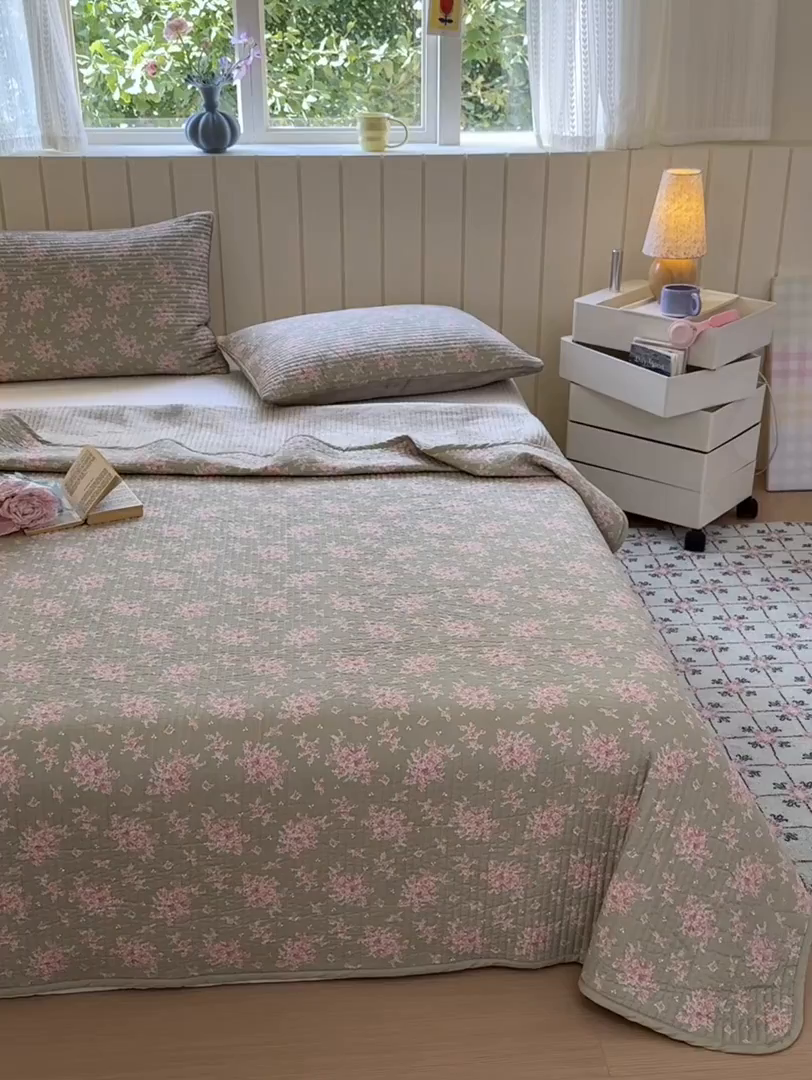 91家纺网 家纺一手货源 找家纺 漫调家纺 2025新款全棉双层纱与绒床盖三件套 青芜点绯