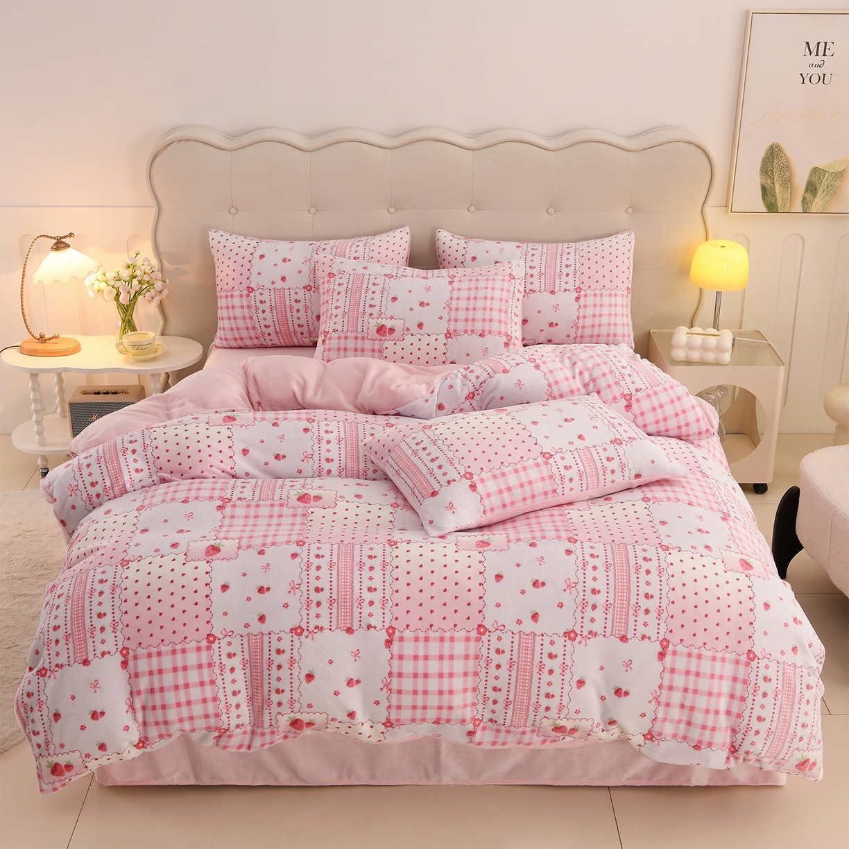 91家纺网 家纺一手货源 找家纺 紫月轩家纺 2025新款A类牛奶绒小清新印花四件套 草莓格韵