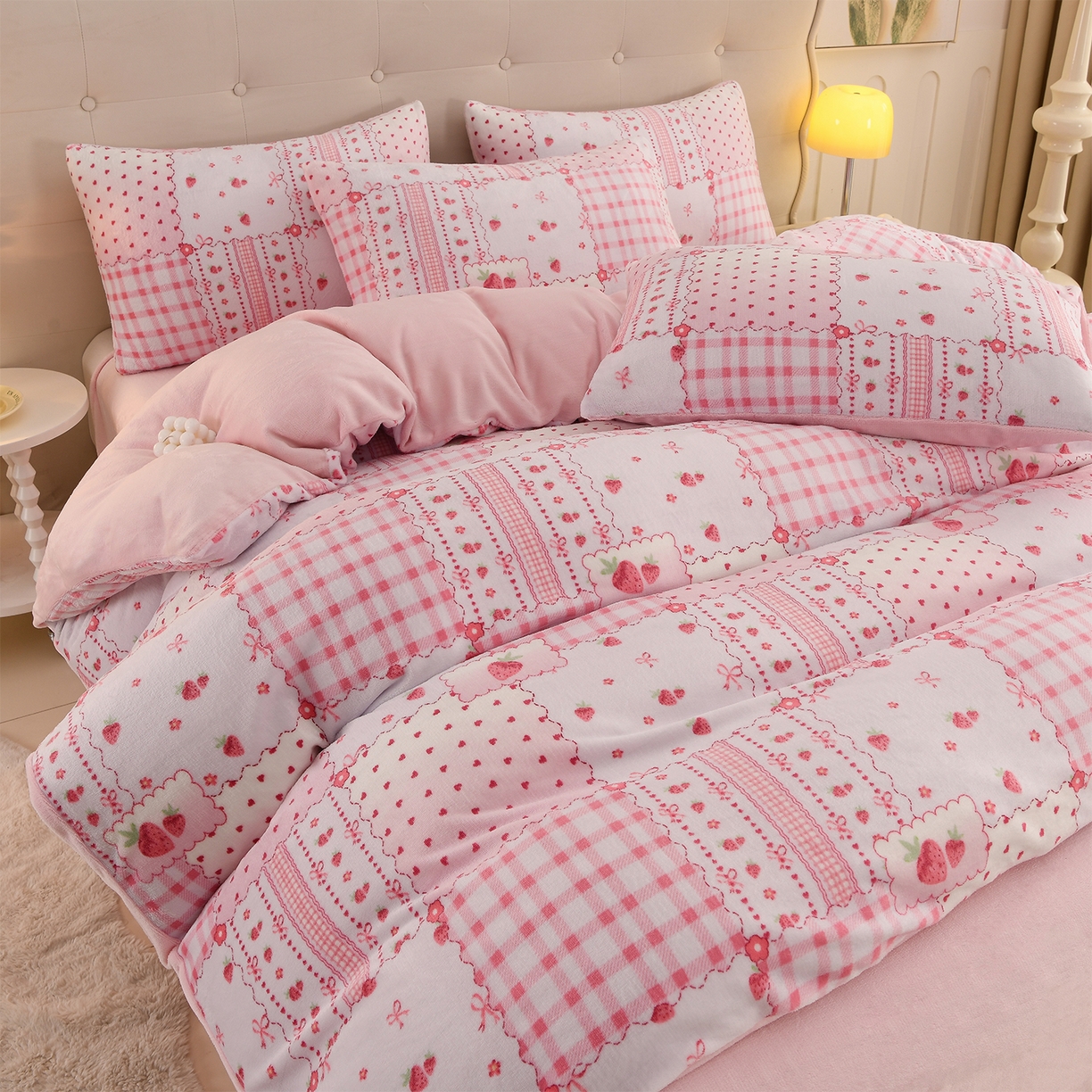 91家纺网 家纺一手货源 找家纺 紫月轩家纺 2025新款A类牛奶绒小清新印花四件套 草莓格韵