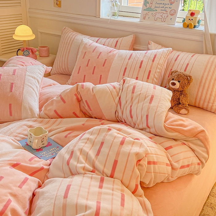 91家纺网 家纺一手货源 找家纺 莱茵家居 2025新款高克重牛奶绒烂花四件套 眠语-粉