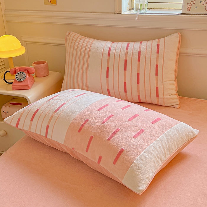 91家纺网 家纺一手货源 找家纺 莱茵家居 2025新款高克重牛奶绒烂花四件套 眠语-粉