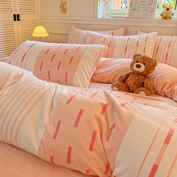 91家纺网 家纺一手货源 找家纺 莱茵家居 2025新款高克重牛奶绒烂花四件套 眠语-粉