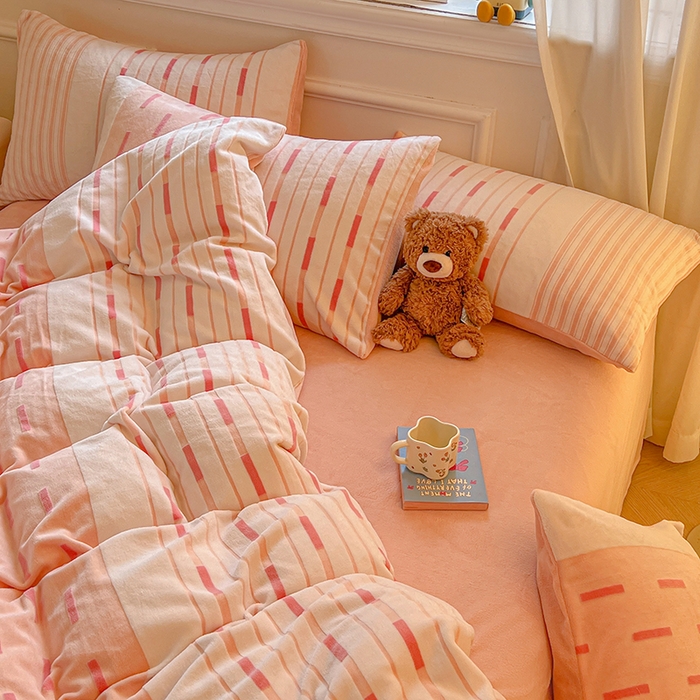 91家纺网 家纺一手货源 找家纺 莱茵家居 2025新款高克重牛奶绒烂花四件套 眠语-粉