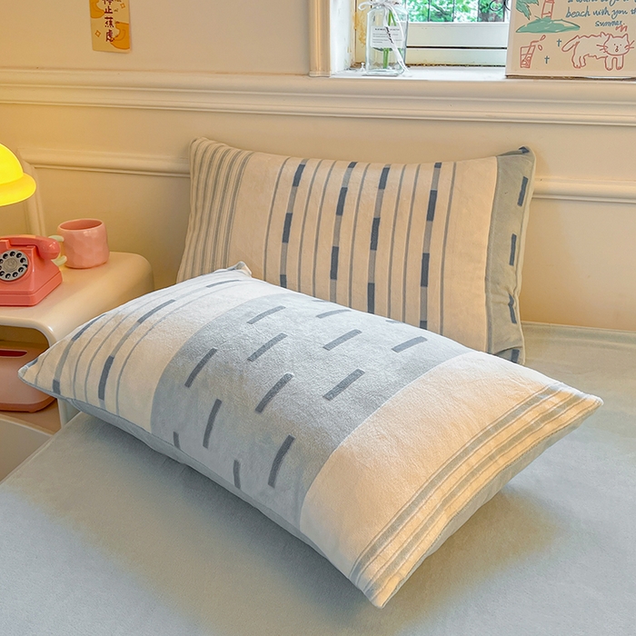 91家纺网 家纺一手货源 找家纺 莱茵家居 2025新款高克重牛奶绒烂花四件套 眠语-蓝