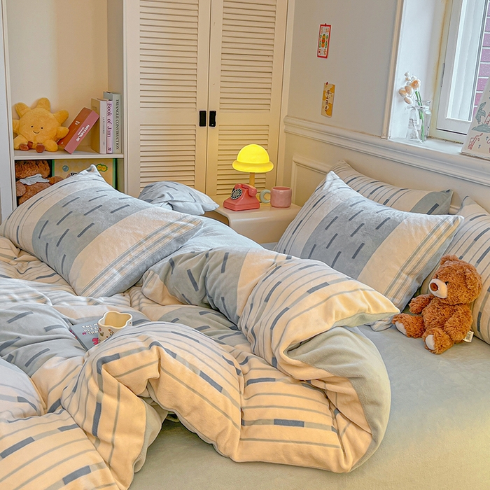 91家纺网 家纺一手货源 找家纺 莱茵家居 2025新款高克重牛奶绒烂花四件套 眠语-蓝