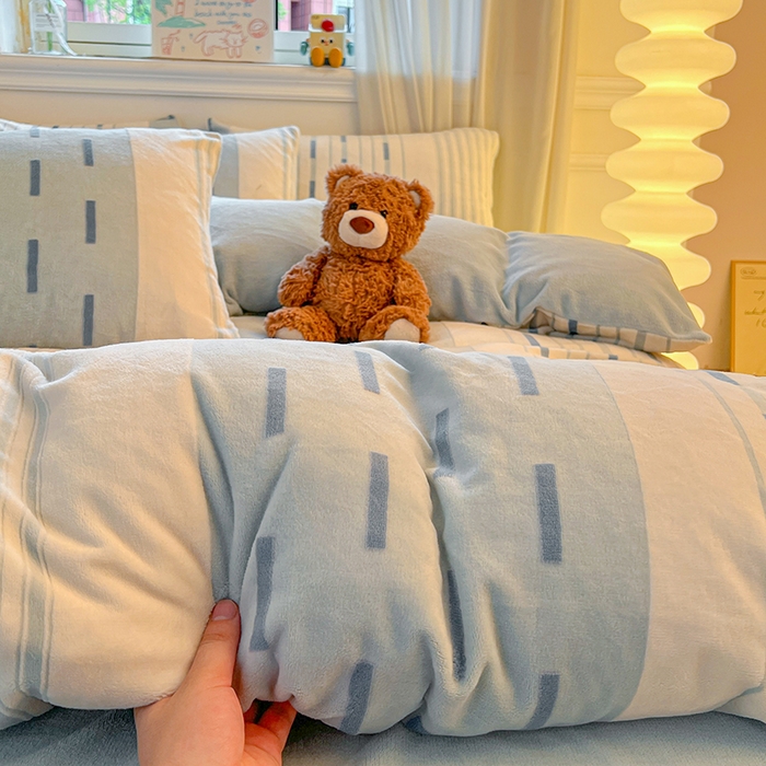 91家纺网 家纺一手货源 找家纺 莱茵家居 2025新款高克重牛奶绒烂花四件套 眠语-蓝