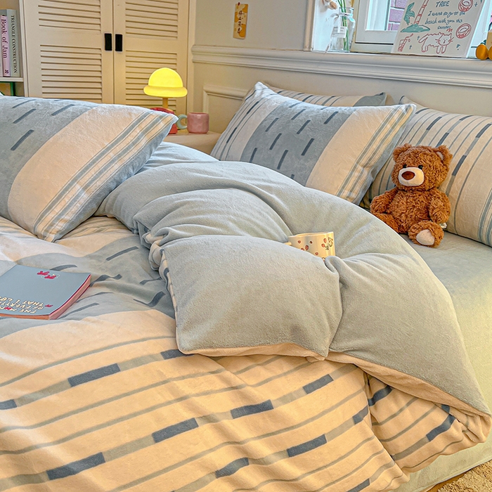 91家纺网 家纺一手货源 找家纺 莱茵家居 2025新款高克重牛奶绒烂花四件套 眠语-蓝