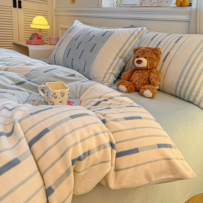 91家纺网 家纺一手货源 找家纺 莱茵家居 2025新款高克重牛奶绒烂花四件套 眠语-蓝