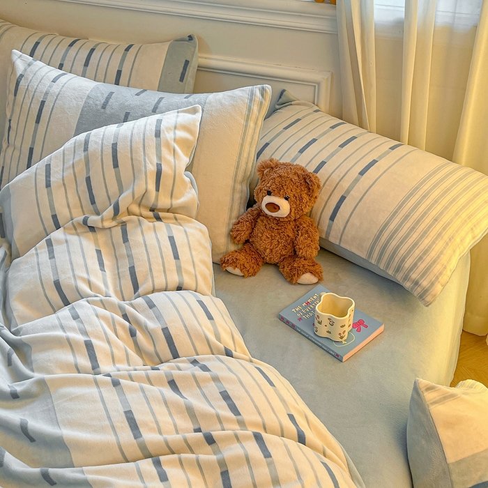 91家纺网 家纺一手货源 找家纺 莱茵家居 2025新款高克重牛奶绒烂花四件套 眠语-蓝