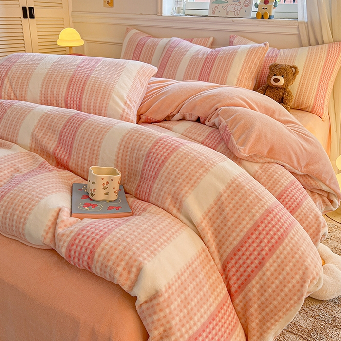 91家纺网 家纺一手货源 找家纺 莱茵家居 2025新款高克重牛奶绒烂花四件套 暖格-粉