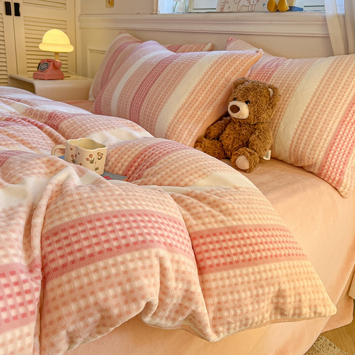 91家纺网 家纺一手货源 找家纺 莱茵家居 2025新款高克重牛奶绒烂花四件套 暖格-粉