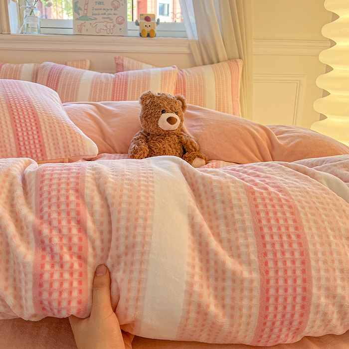 91家纺网 家纺一手货源 找家纺 莱茵家居 2025新款高克重牛奶绒烂花四件套 暖格-粉