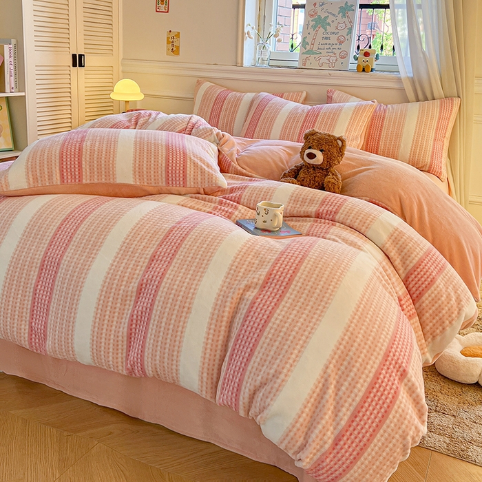 91家纺网 家纺一手货源 找家纺 莱茵家居 2025新款高克重牛奶绒烂花四件套 暖格-粉