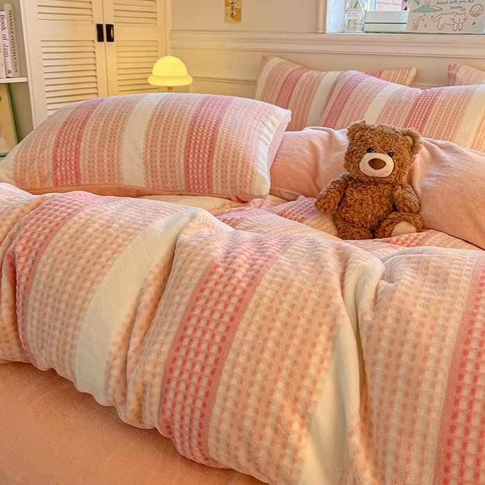 91家纺网 家纺一手货源 找家纺 莱茵家居 2025新款高克重牛奶绒烂花四件套 暖格-粉