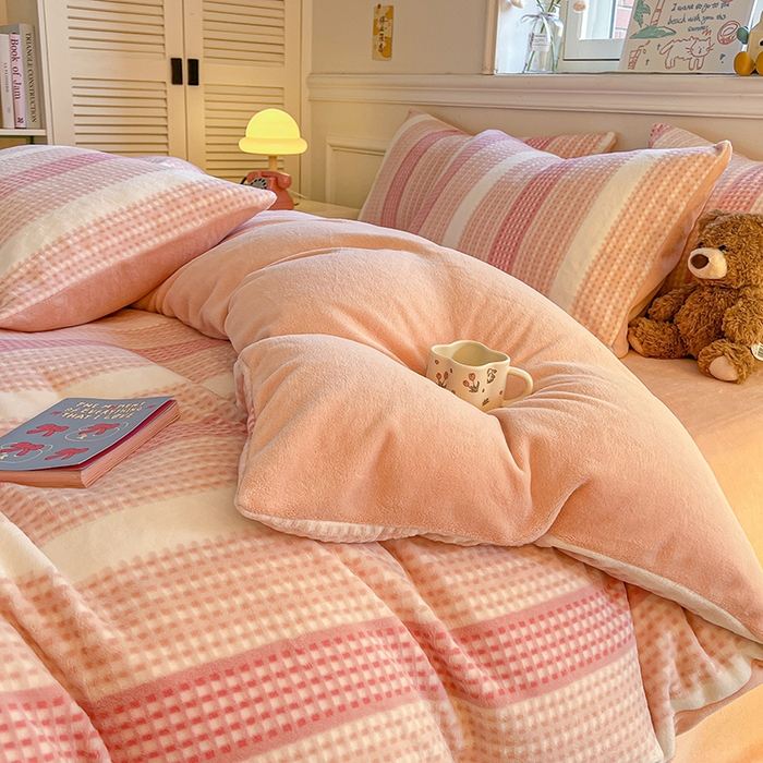 91家纺网 家纺一手货源 找家纺 莱茵家居 2025新款高克重牛奶绒烂花四件套 暖格-粉