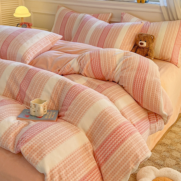 91家纺网 家纺一手货源 找家纺 莱茵家居 2025新款高克重牛奶绒烂花四件套 暖格-粉