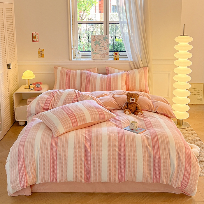 91家纺网 家纺一手货源 找家纺 莱茵家居 2025新款高克重牛奶绒烂花四件套 暖格-粉