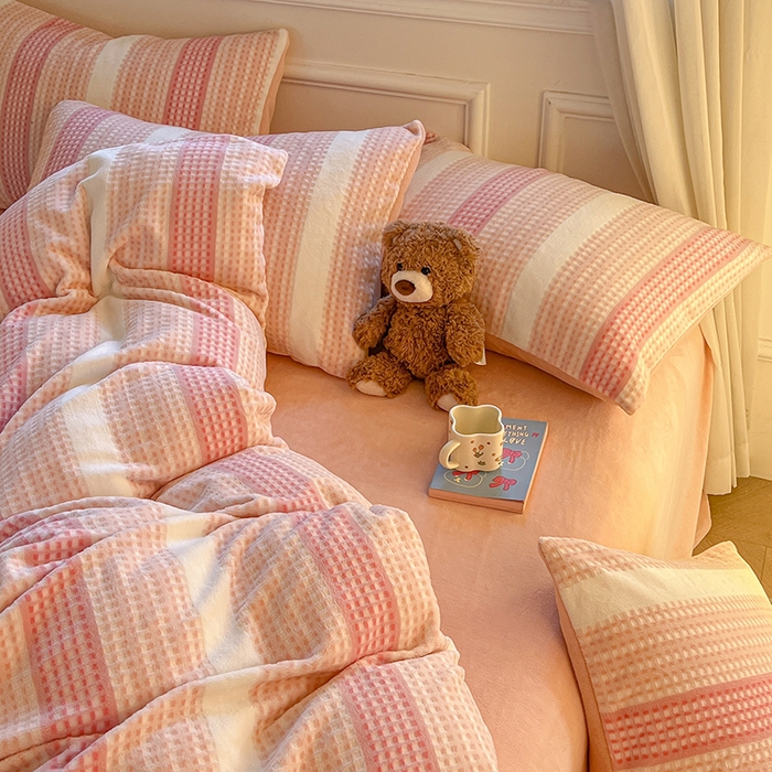 91家纺网 家纺一手货源 找家纺 莱茵家居 2025新款高克重牛奶绒烂花四件套 暖格-粉