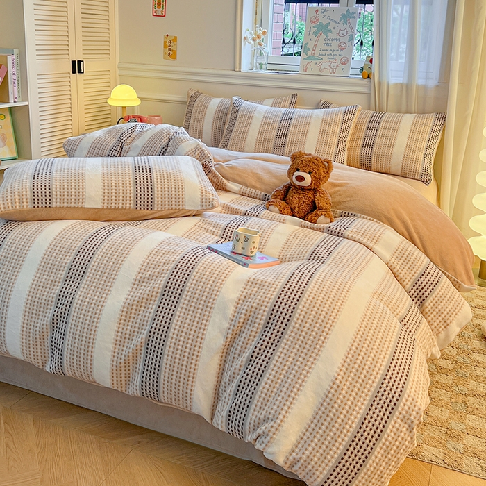 91家纺网 家纺一手货源 找家纺 莱茵家居 2025新款高克重牛奶绒烂花四件套 暖格-咖