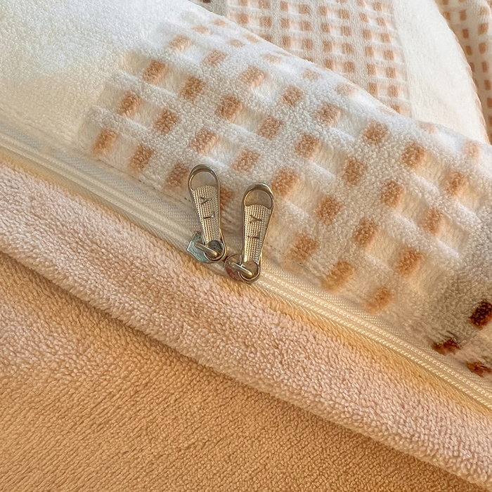 91家纺网 家纺一手货源 找家纺 莱茵家居 2025新款高克重牛奶绒烂花四件套 暖格-咖