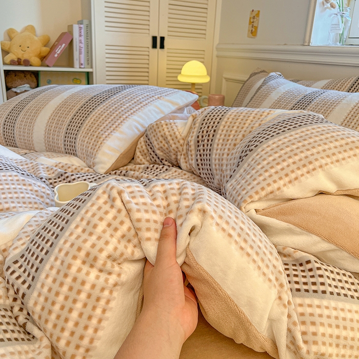 91家纺网 家纺一手货源 找家纺 莱茵家居 2025新款高克重牛奶绒烂花四件套 暖格-咖