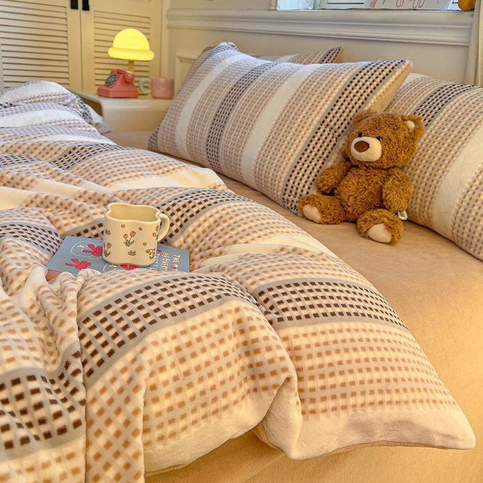 91家纺网 家纺一手货源 找家纺 莱茵家居 2025新款高克重牛奶绒烂花四件套 暖格-咖