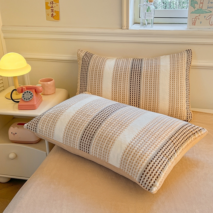 91家纺网 家纺一手货源 找家纺 莱茵家居 2025新款高克重牛奶绒烂花四件套 暖格-咖