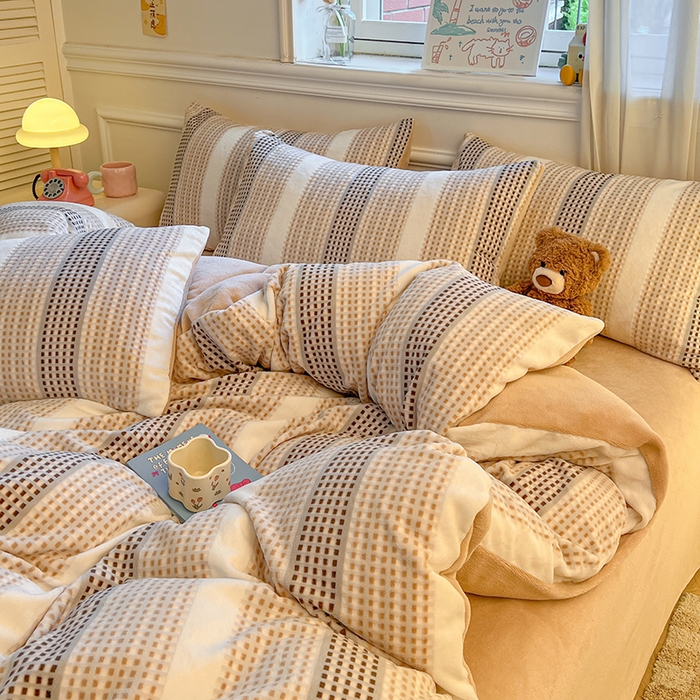 91家纺网 家纺一手货源 找家纺 莱茵家居 2025新款高克重牛奶绒烂花四件套 暖格-咖