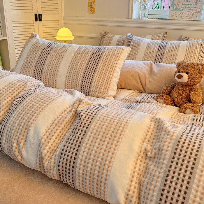 91家纺网 家纺一手货源 找家纺 莱茵家居 2025新款高克重牛奶绒烂花四件套 暖格-咖