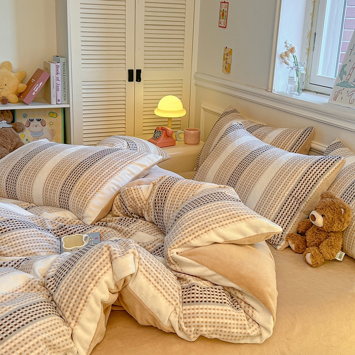 91家纺网 家纺一手货源 找家纺 莱茵家居 2025新款高克重牛奶绒烂花四件套 暖格-咖