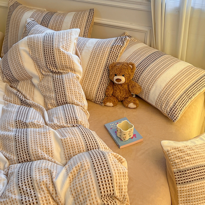 91家纺网 家纺一手货源 找家纺 莱茵家居 2025新款高克重牛奶绒烂花四件套 暖格-咖