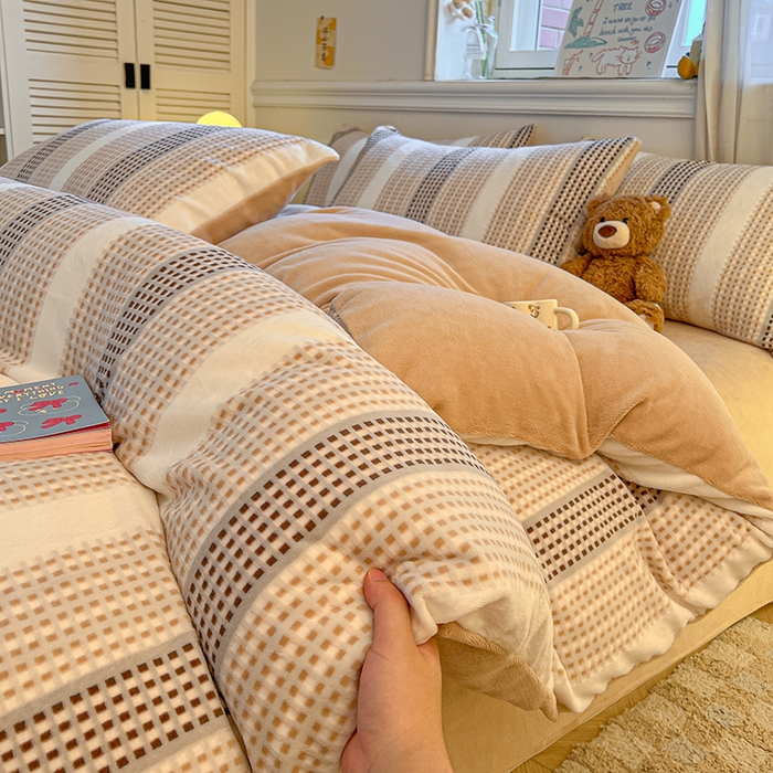 91家纺网 家纺一手货源 找家纺 莱茵家居 2025新款高克重牛奶绒烂花四件套 暖格-咖