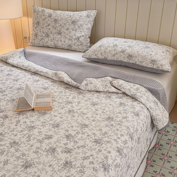 91家纺网 家纺一手货源 找家纺 漫调家纺 2025新款全棉双层纱与绒床盖三件套 轻烟凝灰