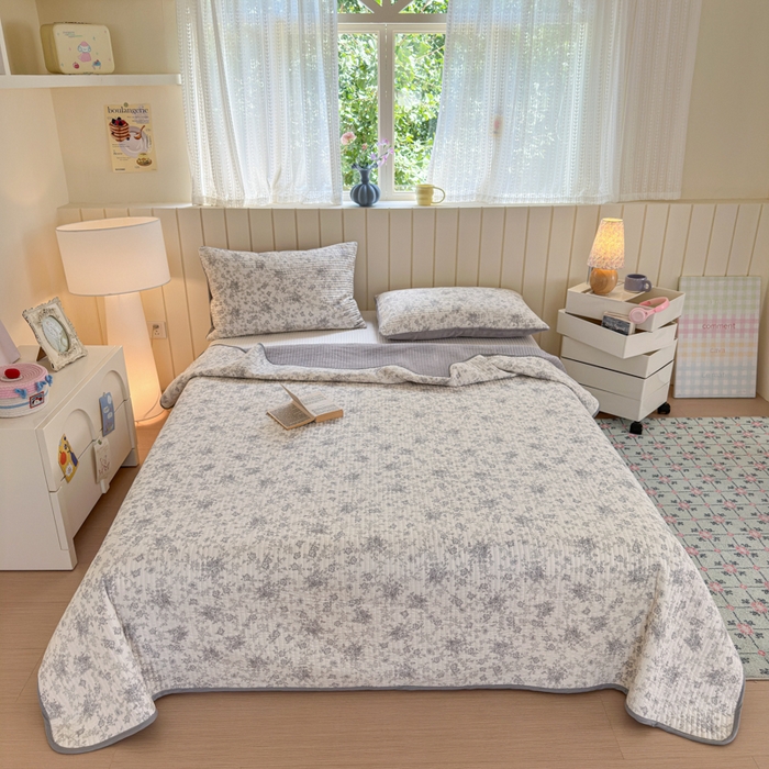 91家纺网 家纺一手货源 找家纺 漫调家纺 2025新款全棉双层纱与绒床盖三件套 轻烟凝灰