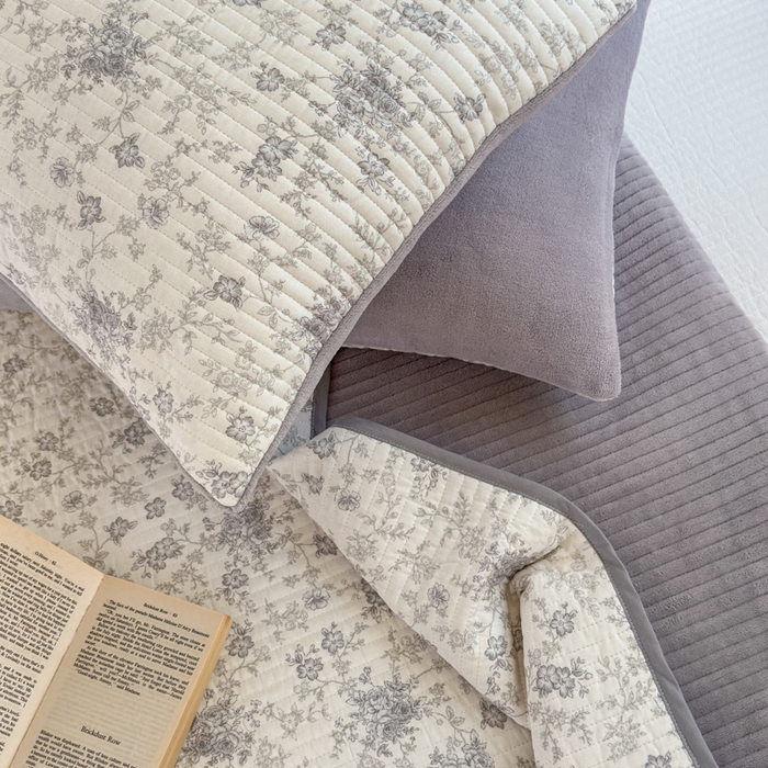 91家纺网 家纺一手货源 找家纺 漫调家纺 2025新款全棉双层纱与绒床盖三件套 轻烟凝灰